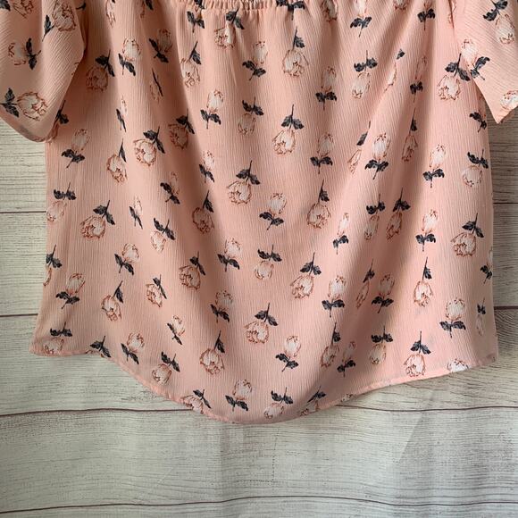 Staccato Pink Floral Short Sleeve Blouse Smocked Neckline Size Large - Picture 3 of 11